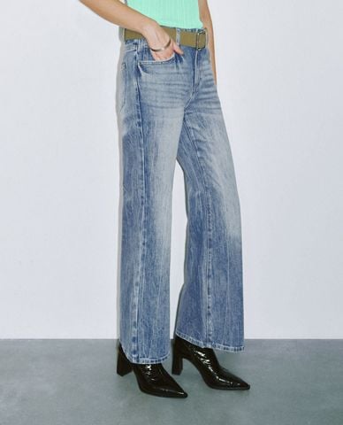  URBAN REVIVO - Quần jeans nữ ống loe phối thắt lưng 