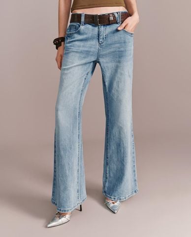  URBAN REVIVO - Quần jeans nữ ống loe phối thắt lưng 