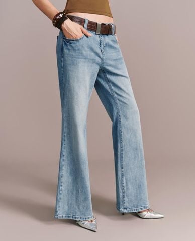  URBAN REVIVO - Quần jeans nữ ống loe phối thắt lưng 