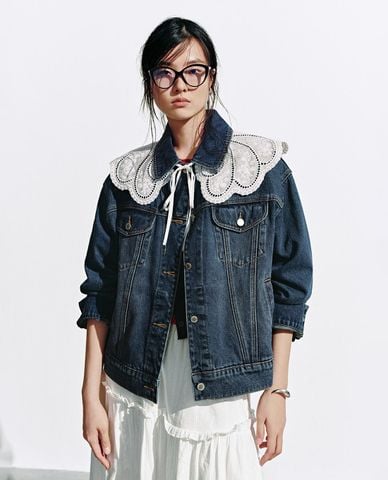  URBAN REVIVO - Áo khoác denim nữ cổ bẻ tay dài viền ren 