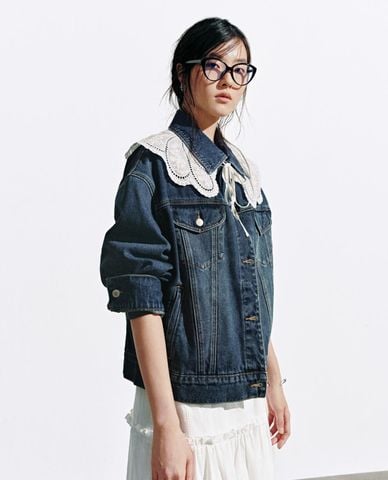  URBAN REVIVO - Áo khoác denim nữ cổ bẻ tay dài viền ren 