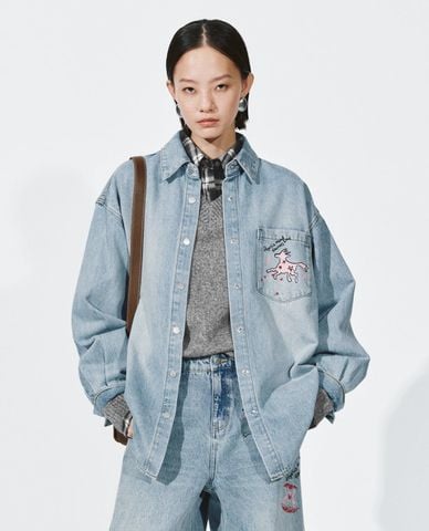  URBAN REVIVO - Áo sơ mi denim nữ cổ bẻ tay dài in họa tiết 