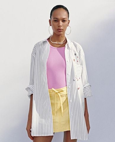  URBAN REVIVO - Áo sơ mi nữ tay dài kẻ sọc thêu họa tiết 