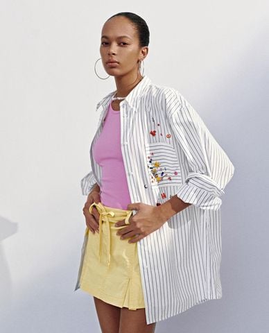  URBAN REVIVO - Áo sơ mi nữ tay dài kẻ sọc thêu họa tiết 