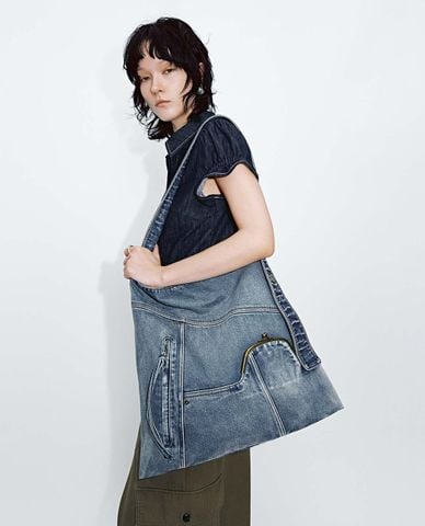  URBAN REVIVO - Túi đeo vai nữ denim bất đối xứng 