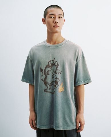  URBAN REVIVO - Áo thun nam cổ tròn tay ngắn in họa tiết 