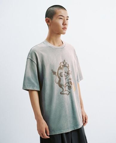  URBAN REVIVO - Áo thun nam cổ tròn tay ngắn in họa tiết 