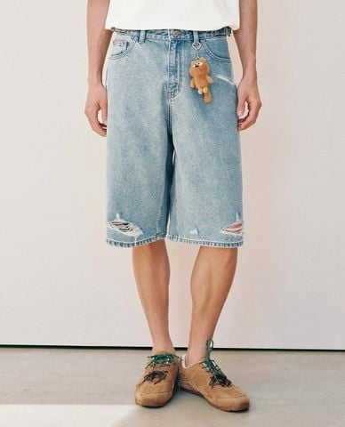  URBAN REVIVO - Quần short jeans nam wash bạc phối charm gấu 
