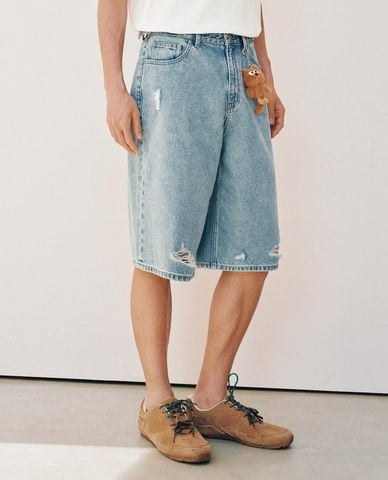  URBAN REVIVO - Quần short jeans nam wash bạc phối charm gấu 