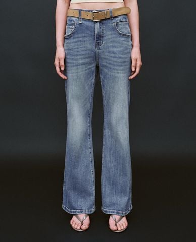  URBAN REVIVO - Quần jeans nữ ống loe phối thắt lưng 