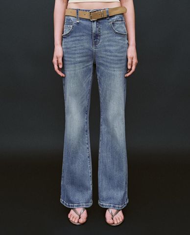  URBAN REVIVO - Quần jeans nữ ống loe phối thắt lưng 