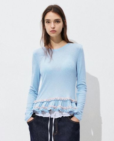  URBAN REVIVO - Áo kiểu nữ cổ tròn tay dài phối bèo 