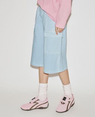  URBAN REVIVO - Quần short jeans nữ phối túi hộp cá tính 