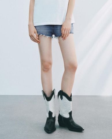  URBAN REVIVO - Quần shorts jeans nữ gấu tua rua 