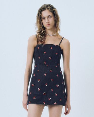  URBAN REVIVO - Đầm denim hai dây mini phối họa tiết 