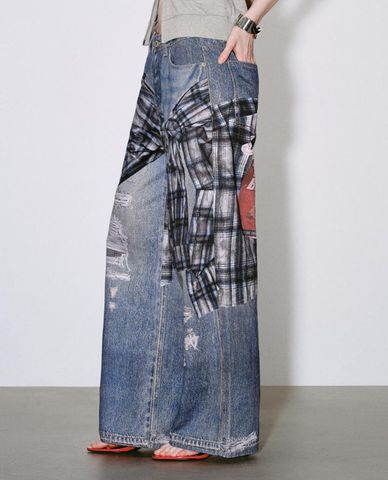  URBAN REVIVO - Quần jeans nữ ống rộng in họa tiết 