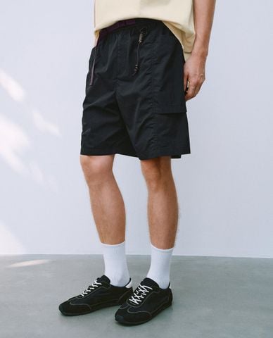  URBAN REVIVO - Quần short nam ống rộng phối dây đai 