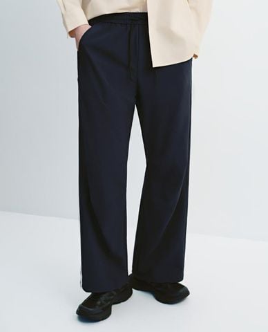  URBAN REVIVO - Quần nam ống rộng lưng thun phối sọc 