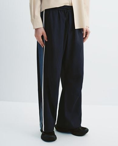  URBAN REVIVO - Quần nam ống rộng lưng thun phối sọc 