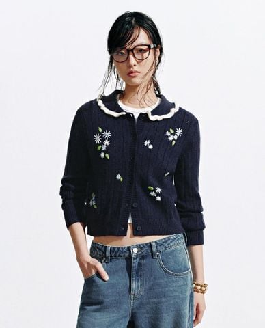  URBAN REVIVO - Áo khoác cardigan nữ cổ tròn tay dài thêu hoa 