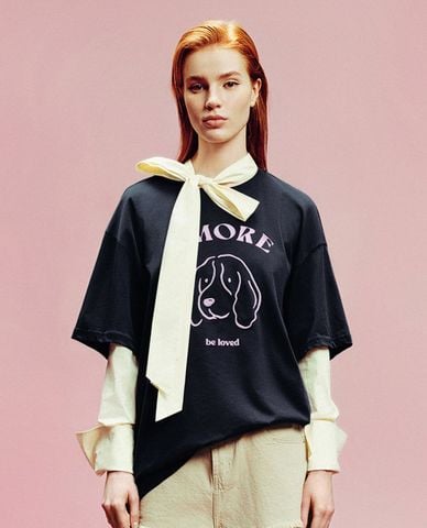  URBAN REVIVO - Áo thun nữ cổ tròn tay ngắn in họa tiết 