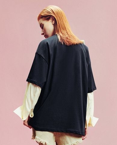  URBAN REVIVO - Áo thun nữ cổ tròn tay ngắn in họa tiết 