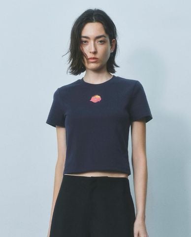  URBAN REVIVO - Áo croptop nữ cổ tròn tay ngắn in họa tiết 