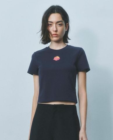 URBAN REVIVO - Áo croptop nữ cổ tròn tay ngắn in họa tiết 