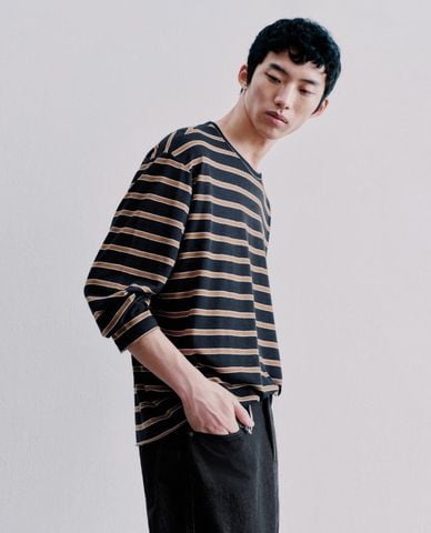  URBAN REVIVO - Áo thun nam cổ tròn tay dài kẻ sọc 