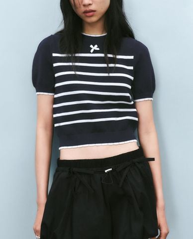  URBAN REVIVO - Áo dệt kim nữ cổ tròn sọc ngang phối nơ 