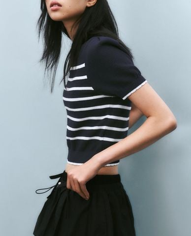  URBAN REVIVO - Áo dệt kim nữ cổ tròn sọc ngang phối nơ 