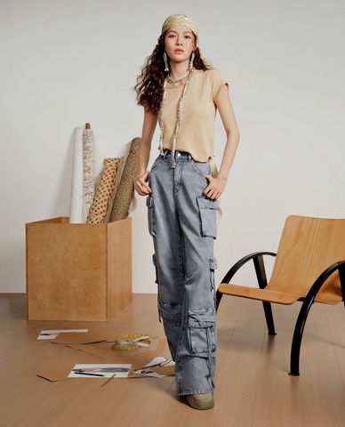  URBAN REVIVO - Quần jeans nữ ống rộng túi hộp cá tính 