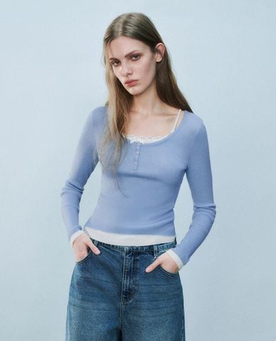  URBAN REVIVO - Áo dệt kim nữ cổ vuông tay dài viền ren 