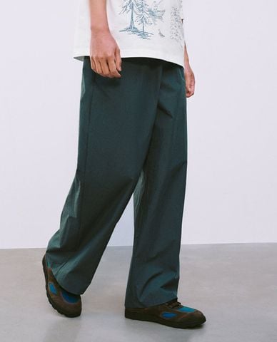  URBAN REVIVO - Quần nam ống rộng lưng thun phối dây rút 