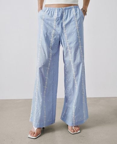  URBAN REVIVO - Quần nữ ống rộng phối dây rút thêu hoa 