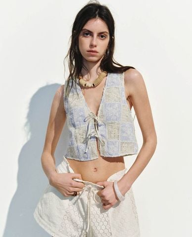 URBAN REVIVO - Áo khoác croptop nữ thắt dây trẻ trung 