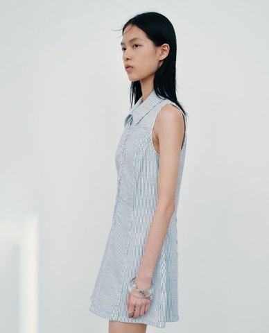  URBAN REVIVO - Đầm denim mini sát nách cổ bẻ kẻ sọc 