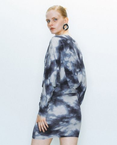  URBAN REVIVO - Đầm mini tay dài xếp nếp họa tiết tie dye 