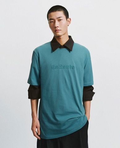  URBAN REVIVO - Áo thun nam cổ tròn tay ngắn in chữ 