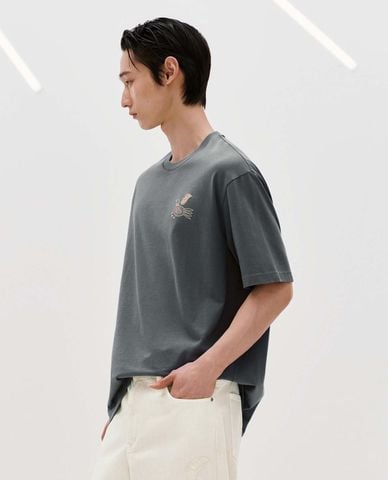  URBAN REVIVO - Áo thun nam cổ tròn tay ngắn thêu họa tiết 