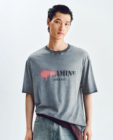  URBAN REVIVO - Áo thun nam cổ tròn tay ngắn in chữ 