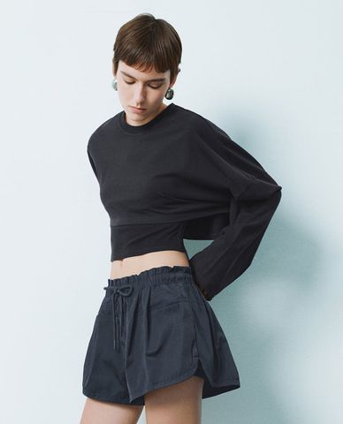  URBAN REVIVO - Áo croptop nữ cổ tròn tay dài phom rộng 