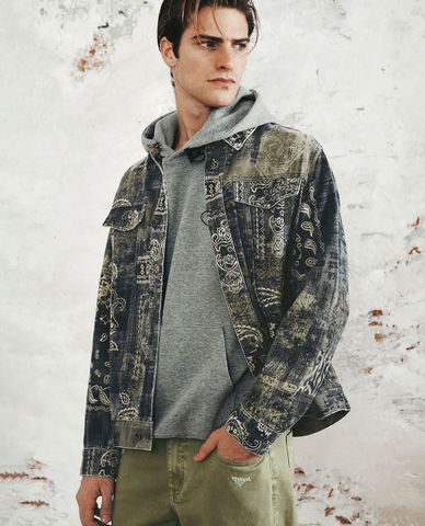  URBAN REVIVO - Áo khoác denim nam cổ bẻ tay dài Printed Trucker 
