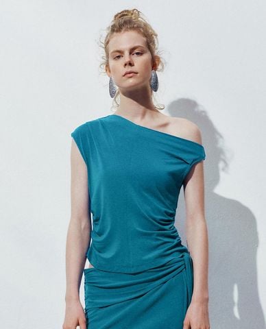  URBAN REVIVO - Áo trễ vai nữ xếp nếp cá tính 