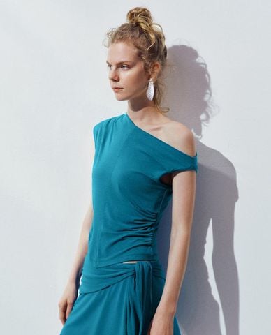  URBAN REVIVO - Áo trễ vai nữ xếp nếp cá tính 