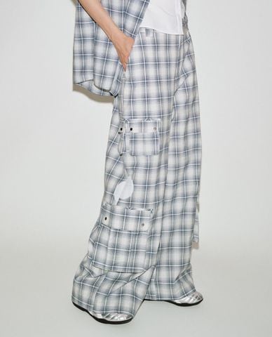  URBAN REVIVO - Quần nữ ống rộng phối túi hộp kẻ caro 