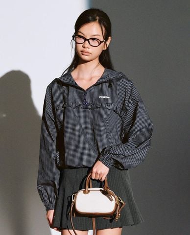  URBAN REVIVO - Áo hoodie nữ tay dài thêu chữ kẻ caro 