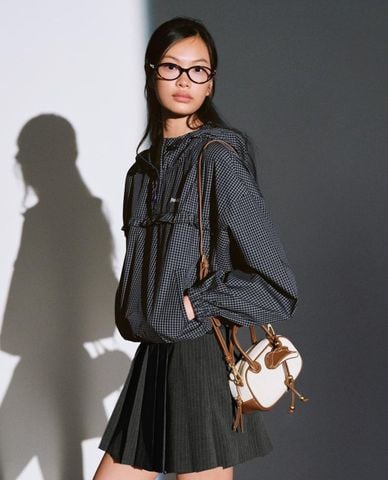  URBAN REVIVO - Áo hoodie nữ tay dài thêu chữ kẻ caro 