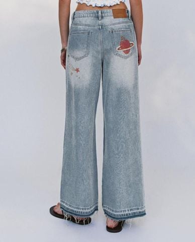 URBAN REVIVO - Quần jeans nữ ống rộng phối họa tiết 