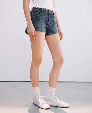  URBAN REVIVO - Quần short jeans nữ wash bạc cổ điển 